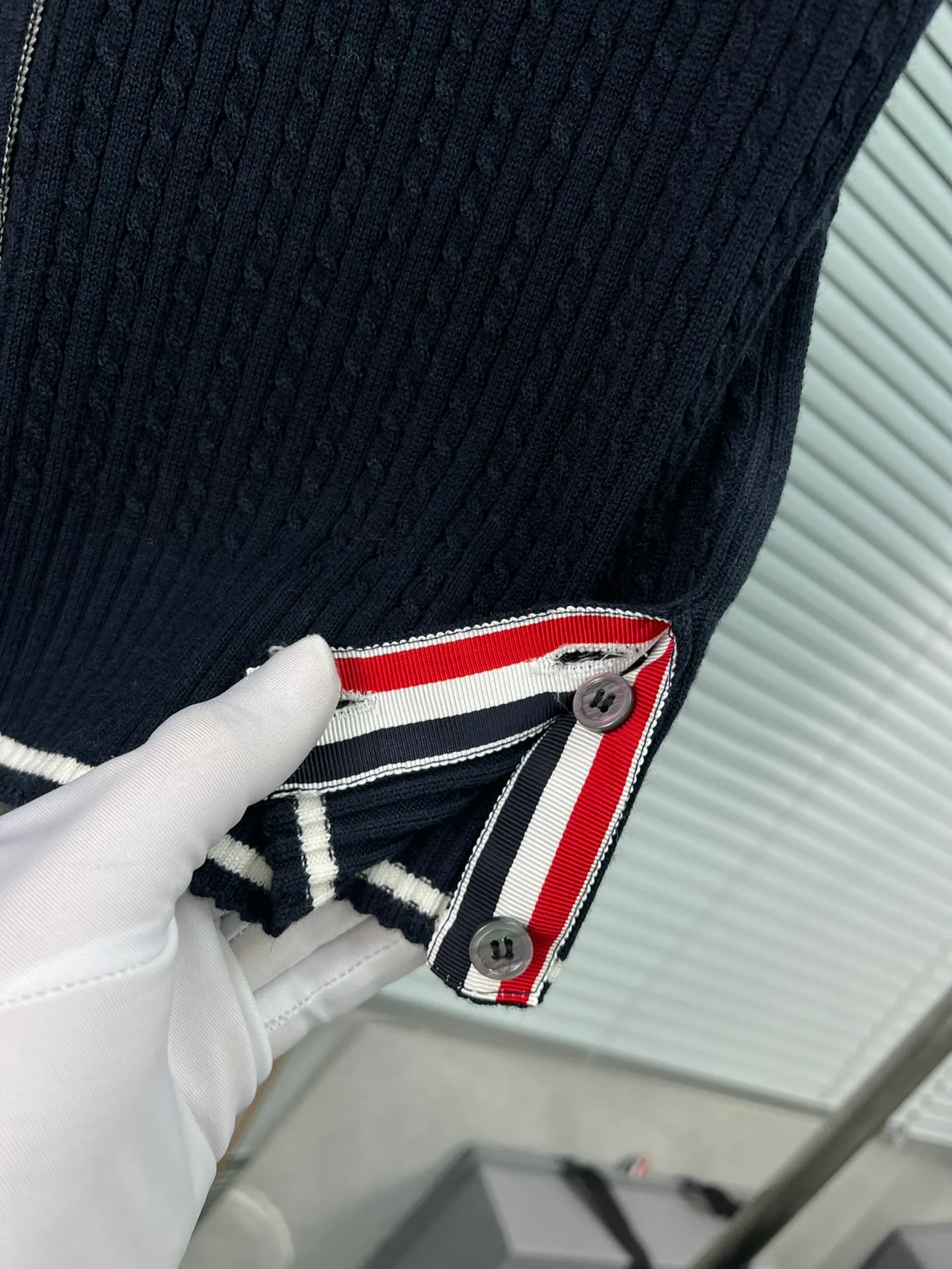 THOM BROWNE🇳🇱 𝐃𝐞𝐭𝐚𝐢𝐥 ： TB ， ， ， ， ooookkkkkk ， ， ， ， T look jue ：White Gray Blue Sizes： 0.1.2(S.M.L)